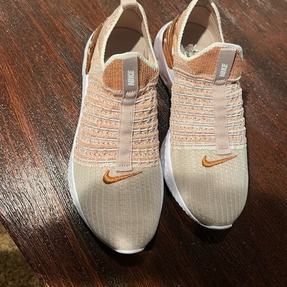 Nike Shoes - Womens size 8 nike react phantom sneakers